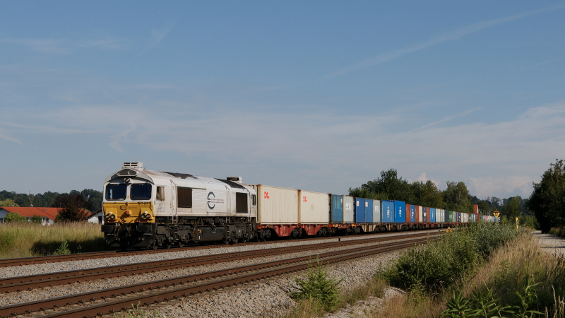 DB Cargo Class 77 017 con Wacker-Shuttle a Tüßling