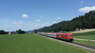 ÖBB 2016 004 con EuroCity a Stammham vista dal drone